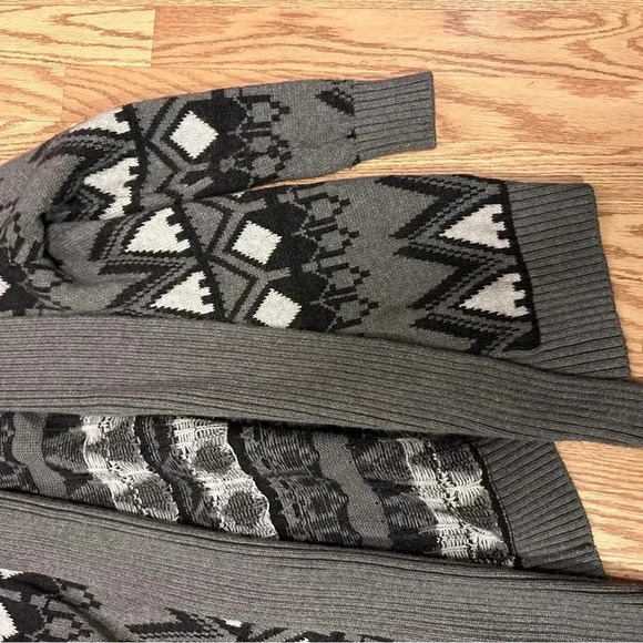 Long Knit Grey Patterned Cardigan Sweater Size Medium - Picture 5 of 8